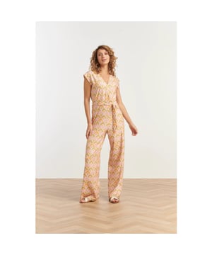 
Creëer een moeiteloze, modieuze look met deze lange jumpsuit van Smashed Lemon. De jumpsuit is ontworpen met een vrolijke abstracte print in levendige groen- en rozetinten, perfect om een statement te maken. Dankzij de losvallende pasvorm biedt deze jumpsuit optimaal comfort, terwijl het bijpassende ceintuur in de taille zorgt voor een flatterende vrouwelijke silhouet. De korte mouwen geven de jumpsuit een frisse en zomerse uitstraling, ideaal voor zowel casual als geklede gelegenheden. Deze Smashed Lemon jumpsuit is een veelzijdig kledingstuk dat je gemakkelijk kunt dragen voor een dagje uit, een vakantie of een avondje uit met vrienden. Kenmerken: - Vrolijke abstracte print in groen en roze voor een speelse en opvallende look - Losvallend model met ceintuur voor een flatterende pasvorm - Korte mouwen voor een luchtige, zomerse uitstralingSpecificaties :

 
 * Stijl: jumpsuits 
 * Print: Ornamental 
 * Pasvorm: Uitlopend 
 * Lengte: Lang 
 * Model: 180 cm lang en draagt maat S/126 
 *