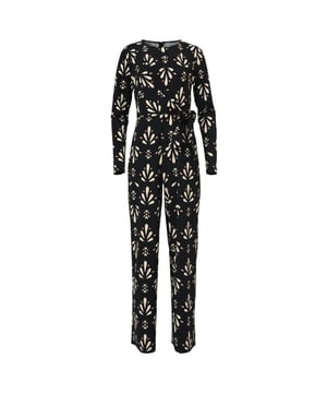 
Elegante zwart-witte dames jumpsuit van Smashed Lemon, uitgevoerd in een vrouwelijke getailleerde pasvorm met lange pijpen voor een slank en stijlvol silhouet. De jumpsuit is voorzien van een ronde halslijn en een flatterend gerimpeld wrap-taille detail dat de taille subtiel accentueert. Gemaakt van hoogwaardige travel quality stof met 4-way stretch, waardoor de jumpsuit ademend, kreukvrij, makkelijk te wassen en uiterst comfortabel is. Perfect voor een stijlvolle daglook, zakelijke afspraak of een avond uit. Belangrijkste kenmerken: - Zwart-wit design in ademende, kreukvrije en easy-care travel kwaliteit - Ronde halslijn met elegante wikkel- en plooidetail in de taille - Getailleerd model met lange pijpen Specificaties :

 
 * Stijl: Jumpsuits 
 * Print: Ornamentaal 
 * Pasvorm: Getailleerd 
 * Lengte: Lang 
 * Model is: 175 cm tall and wears size S/36 
 * Country of origin: Made in P.R.C. 
 * Kleur: Black-Off white 
 * Lining: No 
 * Fabric composition: 84%Polyamide 16%Elastane