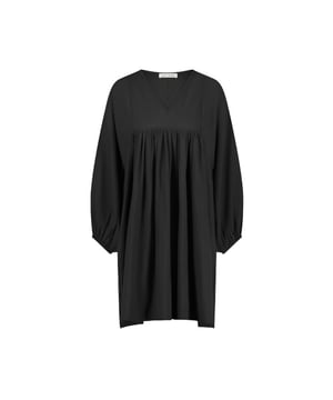 
De Philou Chmbric Dress van BY BAR is een luchtige en elegante must-have voor je garderobe. Uitgevoerd in de tijdloze kleur Jet Black, biedt deze jurk een stijlvolle en moeiteloze uitstraling. De losvallende pasvorm en het lichte chmbric-materiaal zorgen voor ultiem draagcomfort. De v-hals en de lange, wijde mouwen geven een vrouwelijke en speelse touch. Perfect om casual te dragen met sandalen of chique te stylen met laarzen en accessoires.<br /><br />Productspecificaties:<br />- Kleur: Jet Black<br />- Materiaal: Licht chmbric-stof<br />- Pasvorm: Losvallend en comfortabel<br />- Halslijn: V-hals<br />- Mouwen: Lange, wijde mouwen