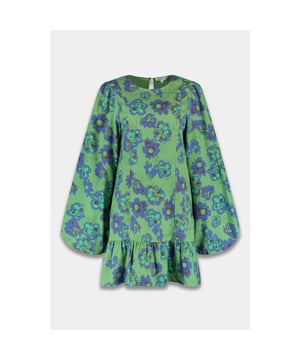 
<p>Step into the season in full bloom. De LYNN dress in de print Forest Flower is een elegante maxi-jurk. De soepelvallende stof beweegt moeiteloos met je mee, terwijl de botanische print zorgt voor een rijke, herfstige uitstraling. De jurk heeft een flatterende V-hals, lange mouwen met manchetten en een lichte taillering voor een vrouwelijk silhouet. Combineer haar met laarzen voor een edgy look. Perfect for golden hour strolls and stylish city days.</p><br>kleur: forest flower <br>
Materiaal: 100% Viscose<br>
model is 174 cm en draagt maat S