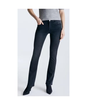 
De C.O.J. Denim Judith Black VT biedt de perfecte balans tussen stijl en comfort. Deze veelzijdige zwarte jeans is ideaal voor elke gelegenheid en kan moeiteloos worden gecombineerd met de rest van je garderobe. Een tijdloos item dat je steeds opnieuw zult dragen.

 Waarom Kiezen voor de C.O.J. Denim Judith Black VT?

  
 * Tijdloze Zwarte Kleur: Zwart is een kleur die nooit uit de mode raakt. De diepe zwarte tint van deze jeans is ideaal voor het creëren van een slanke, elegante look en is gemakkelijk te combineren met elke outfit, van casual tot chic. 
 * Slim Fit Pasvorm: De Judith jeans biedt een slim fit pasvorm die je figuur mooi accentueert. Gemaakt van stretch denim, zorgt deze jeans voor een comfortabele pasvorm zonder in te leveren op stijl. 
 * Hoogwaardige Materialen: Vervaardigd van duurzaam denim, blijft de Judith jeans zelfs na vele wasbeurten in topconditie. Deze jeans is ontworpen om