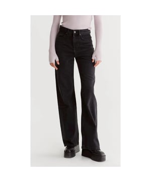
Say hello to our and your favorite jeans! Deze COJ jeans wide leg maria black is super trendy en zit ook super lekker. Door de mooie high waisted fit, valt de broek als gegoten. Your next perfect basic voor in je kledingkast.

 De COJ jeans wide leg maria black is high waist en 5 pocket jeans.