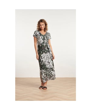 
Ontdek het ultieme comfort van de Smashed Lemon Stretch Zomerjurk. Deze prachtige jurk combineert stijl en gemak voor de perfecte zomerlook. De jurk is uitgevoerd in een trendy army green aztec print, met een opvallende border print aan de zoom voor een speelse touch. Het V-hals ontwerp van deze jurk voegt een vleugje elegantie toe, terwijl de korte mouwen zorgen voor een luchtige en verfijnde uitstraling tijdens warme dagen. De bijgeleverde riem accentueert moeiteloos je taille, waardoor je een flatterende pasvorm krijgt die comfortabel aanvoelt. Gemaakt van hoogwaardig stretch materiaal, biedt deze zomerjurk onbeperkte bewegingsvrijheid, perfect voor elke gelegenheid. Of je nu een dag op kantoor hebt, een brunch bijwoont of een ontspannen middag in de stad doorbrengt, deze jurk is jouw veelzijdige metgezel. 

 Kenmerken : 
 - Comfortabel stretch materiaal voor optimale bewegingsvrijheid 
- Stijlvolle army green aztec print met een opvallende border print 
- V-hals ontwerp en korte