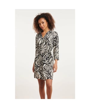 
Betreed de wereld van verfijnde elegantie met de Smashed Lemon Chic Abstracte Print Jurk, een stijlvolle combinatie van zwart en wit. Deze jurk, ontworpen door Smashed Lemon voor de moderne vrouw, straalt moeiteloos stijl en intelligentie uit. Het slimme abstracte patroon, een samensmelting van zwart en wit, creëert een eigentijdse en toch tijdloze uitstraling. De V-hals met kraag voegt een vleugje verfijning toe aan het ontwerp, terwijl de 3/4 rechte mouwen een gestroomlijnde en professionele look bieden. Gemaakt van 100% viscose, biedt deze jurk niet alleen een zijdezachte aanraking maar ook een lichte, ademende pasvorm. De bijgeleverde riem geeft je de mogelijkheid om je taille te benadrukken en een gepolijst silhouet te creëren. Of je nu een formele bijeenkomst bijwoont of een dag op kantoor doorbrengt, deze Smashed Lemon Jurk is jouw keuze voor een geraffineerde en professionele uitstraling. 

 Kenmerken : 
 - Abstract patroon in zwart en wit voor een eigentijdse uitstraling 
-