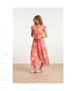 
Betover met de tijdloze elegantie van de Smashed Lemon Bloemenpracht Chiffon Jurk. Deze stijlvolle jurk, gemaakt van luchtige chiffon, omarmt de vrouwelijke vorm met een subtiele maar verfijnde aanraking. De jurk is gedecoreerd met een prachtig bloemenpatroon dat een vleugje natuurlijke schoonheid toevoegt aan elke gelegenheid. De zwierige chiffon stof zorgt voor een moeiteloze en charmante beweging, waardoor je je als een bloemenfee voelt terwijl je door de dag danst. De ruches op de mouwen voegen een speels element toe aan het geheel, terwijl de bijpassende ceintuur de taille accentueert voor een flatterende pasvorm. Of je nu een tuinfeest bijwoont, een romantisch diner hebt of gewoon je dagelijkse stijl een upgrade wilt geven, deze jurk is de perfecte keuze. De Smashed Lemon Bloemenpracht Chiffon Jurk straalt klasse uit en laat je stralen op elke gelegenheid.

 Kenmerken:

 - Tijdloos en elegant bloemenpatroon op luchtige chiffon stof

 - Speelse ruches op de mouwen voor een unieke