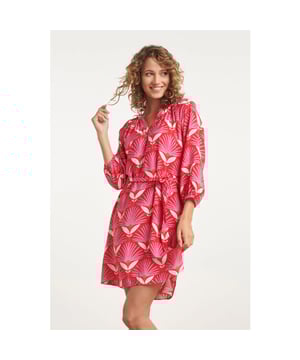 
Stralend en tijdloos, de Smashed Lemon Retro Bloemenprint Jurk is een must-have toevoeging aan onze damescollectie, die moeiteloos de charme van het verleden combineert met eigentijdse stijl. Deze helderrode jurk met retro bloemenprint, gestopt boven de knie, belichaamt de vreugde van de zomer en voegt een vleugje kleur toe aan elke gelegenheid. Het raglan mouwontwerp en de kleine V-hals halslijn geven deze jurk een unieke uitstraling, terwijl de kleurencombinatie van rosey pink, wit en rood een frisse en levendige look creëert. De bijgevoegde riem benadrukt subtiel de taille, waardoor een vrouwelijk silhouet ontstaat. Gemaakt van 90% rayon, biedt deze jurk niet alleen een zijdezachte aanraking maar ook ademend comfort, perfect voor warme zomerdagen. Draag deze jurk met vertrouwen en straal de tijdloze elegantie uit die kenmerkend is voor Smashed Lemon.

 Kenmerken: 

 - Helderrode retro bloemenprint voor een tijdloze en vrolijke uitstraling

 - Raglanmouwen en kleine V-hals voor een