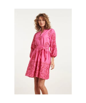 
Stap in de zomer met stijl met de Smashed Lemon Fuchsia Zomerjurk. Deze betoverende jurk, prachtig geborduurd met een paisley-print in roze tinten, voegt een vleugje kleur en speelsheid toe aan je zomergarderobe. Met een V-hals met panelen, enkele cutlines voor drapering, puffy sleeves en een bijpassende riem om de taille te accentueren, is deze jurk een ware blikvanger. Gemaakt van 100% katoen biedt deze zomerjurk niet alleen een luchtige en comfortabele pasvorm op warme dagen, maar ook een stijlvolle en verfijnde uitstraling. Het fuchsia canvas met roze paisley borduurwerk geeft een levendige en vrolijke touch aan je look. Of je nu een zomerse picknick bijwoont, een dagje winkelt of gewoon geniet van de zonsondergang, deze Smashed Lemon Zomerjurk is de perfecte metgezel. Bestel nu en omarm de warme dagen met een dosis kleur en flair.

 Kenmerken: 

 - Fuchsia zomerjurk met betoverend roze paisley borduurwerk voor een speelse uitstraling

 - V-hals met panelen, enkele cutlines en