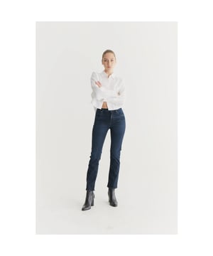 
Deze donkerblauwe dames straight fit jeans is van het merk Cup Of Joe Denim (COJ). Deze goed gevormde jeans is gemaakt van high-tech stretchstof met perfect herstel. Het geeft je comfort. Naast de comfort van deze jeans is ook de bewegingsvrijheid erg prettig. De Hannah van Cup Of Joe Denim (COJ) blijft ook in model tijdens het dragen. Deze jeans is gemaakt van 92% katoen, 6% polyester en 2% elastaan. De spijkerbroek is verkrijgbaar in meerdere kleuren.