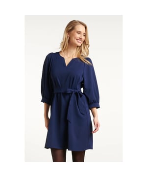 
Marineblauwe jurk van Smashed Lemon met een vrouwelijke, boven-de-knie lengte voor een speelse en elegante look. De jurk heeft een pannelen V-halslijn en 3/4 pofmouwen die zorgen voor een moderne twist. De losvallende pasvorm biedt optimaal comfort en maakt dit model perfect voor zowel dagelijks gebruik als speciale gelegenheden. Belangrijkste kenmerken: - Boven-de-knie lengte met een flatterende pannelen V-halslijn die de hals en schouders accentueert - Trendy 3/4 pofmouwen voor een speelse en elegante uitstraling - Losvallende pasvorm die zorgt voor comfort en veelzijdigheid bij verschillende gelegenheden Verkrijgbaar in Cerise, navy.Specificaties :

 
 * Stijl: Jurken 
 * Print: Uni 
 * Pasvorm: Losvallend 
 * Lengte: Boven de knie 
 * Model is: 176 cm tall and wears size S/36 
 * Country of origin: Made in P.R.C. 
 * Verkrijgbaar in kleuren: Roze, Blauw 
 * Lining: No 
 * Fabric composition: 100%Polyester