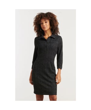 
Deze navy getailleerde jurk van Smashed Lemon is een elegante en tijdloze toevoeging aan je garderobe. De klassieke ruitprint is verwerkt in een rijk geweven ruittextuur, wat de jurk een stijlvolle en luxe uitstraling geeft. De getailleerde pasvorm accentueert het vrouwelijke silhouet, terwijl de lengte tot boven de knie zorgt voor een moderne, speelse twist. Perfect voor op kantoor, formele gelegenheden of een nette daglook. Belangrijke punten: * Klassieke navy ruitprint met zichtbare ruittextuur * Elegante getailleerde pasvorm die flatteert het vrouwelijke figuur * Korte damesjurk tot boven de knie die ideaal voor zakelijke en formele outfitsSpecificaties :

 
 * Stijl: Jurken 
 * Print: Ruit 
 * Pasvorm: Getailleerd 
 * Lengte: Boven de knie 
 * Model is: 173 cm tall and wears size S/36 
 * Country of origin: Made in P.R.C. 
 * Kleur: Navy  
 * Lining: No 
 * Fabric composition: 30%rayon ，65%polyester，5%spandex