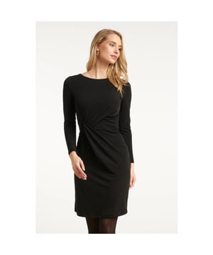 
De zwarte getailleerde jurk van Smashed Lemon is een must-have voor elke garderobe. Dankzij de flatterende pasvorm en de lengte boven de knie biedt deze damesjurk een perfecte balans tussen stijl en comfort. Het tijdloze uni-design maakt deze jurk veelzijdig genoeg voor zowel zakelijke gelegenheden als een chique avondlook. Belangrijkste kenmerken: • Elegante getailleerde pasvorm het benadrukt het vrouwelijke silhouet • Tijdloze zwarte uni-kleur • Lengte stopt boven de knie maakt het geschikt voor werk, diner of feestelijke eventsSpecificaties :

 
 * Stijl: Jurken 
 * Print: Uni 
 * Pasvorm: Getailleerd 
 * Lengte: Boven de knie 
 * Model is: 176 cm tall and wears size S/36 
 * Country of origin: Made in Turkey 
 * Kleur: Black 
 * Lining: No 
 * Fabric composition: 95% Polyester 5% Elasthan