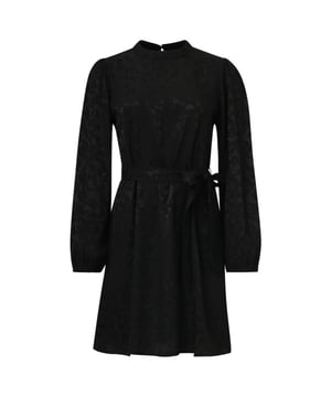 
Deze zwarte jacquard jurk voor dames van Smashed Lemon combineert elegante eenvoud met moderne details. Gemaakt van luxe jacquard geweven stof, straalt deze jurk verfijning uit zonder in te boeten aan comfort. De losvallende pasvorm en de boven-de-knie lengte maken het een veelzijdig item, perfect voor werk, diner of een feestelijke gelegenheid. De jurk is ontworpen met een hoge ronde hals met panelafwerking en lange pofmouwen, wat zorgt voor een chique silhouet met een modieuze twist. Het uni zwarte ontwerp maakt het gemakkelijk te combineren met statement sieraden of een opvallende tas. Belangrijkste kenmerken: - Gemaakt van jacquard stof - Hoge ronde halslijn met panel en lange pofmouwen geven een stijlvolle en vrouwelijke look - Losvallende pasvorm en boven-de-knie lengteSpecificaties :

 
 * Stijl: Jurken 
 * Print: Uni 
 * Pasvorm: Getailleerd 
 * Lengte: Boven de knie 
 * Model is: 176 cm tall and wears size S/36 
 * Country of origin: Made in India 
 * Kleur: Black  
 * Lining: