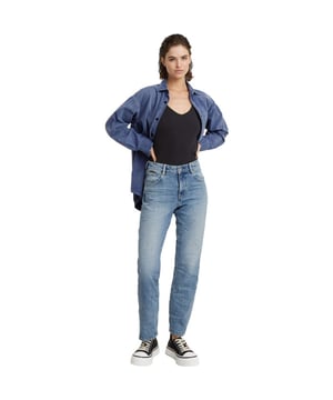 
G-star Viktoria Jeans in vintage Olympic used blauwe kleur. Een straight 5 pocket model met hoge tailleband en ritssluiting. ZIt comfortabel aangesloten op de heupen en is losvallend op de benen met rechte pijpen. Gemaakt van deels gerecyclede katoen. Je draagt deze jeans relaxed fit en valt daarom ook ietsje royaler uit in de maat.