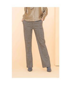 
<p>• Fit: high waist<br>• Sluiting: elastieke tailleband<br>• Zakken: steekzakken<br>• Details: comfy fit met allover pied de poule dessin<br>• Extra's: onderdeel van onze co-ord set met bijpassend jasje</p><br>kleur: off-white / black <br>
materiaal: 93% cotton / 3% polyester / 3% metal / 1% elastane<br>
Model is 179cm lang en draagt maat S/36.