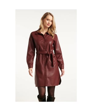 
Zwarte PU shirtjurk van Smashed Lemon met een flatterende uitlopende pasvorm en een bijpassende ceintuur in de taille. De jurk valt net boven de knie en combineert een stoere uitstraling met vrouwelijke elegantie. Perfect voor zowel een casual daglook als een avondje uit. Verkrijgbaar in Bordeaux, black.Specificaties :

 
 * Stijl: Jurken 
 * Print: Uni 
 * Pasvorm: Uitlopend 
 * Lengte: Boven de knie 
 * Model is: 173 cm tall and wears size S/36 
 * Country of origin: Made in P.R.C. 
 * Verkrijgbaar in kleuren: Bordeaux, Zwart 
 * Lining: No 
 * Fabric composition: 100% PU