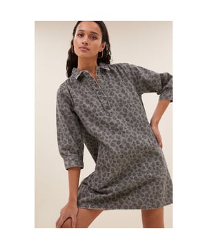 
<div>
<div>
<p>De flynth grey cheetah dress, een jurk gemaakt van zacht biologisch katoen. Met een casual stijl en lange mouwen biedt deze jurk een comfortabele pasvorm. De verborgen druksluiting en handige zijzakken maken het dragen extra gemakkelijk. Perfect voor elke dag waarin je stijl en gemak wilt combineren.</p>
<p>wasadvies: binnenste buiten wassen.</p>
<ul>
<li>verborgen druksluiting</li>
<li>mini jurk</li>
<li>organisch katoen</li>
</ul>
</div>
</div>
<div>
<div> </div>
</div><br>Kleur: Grey Cheetah <br>
Materiaal: 100% organic cotton<br>
maatadvies: dit artikel valt op maat<br>
model info: 178 centimeter, draagt maat s<br>
fit: normale pasvorm