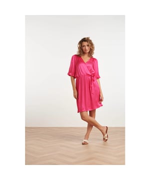 
Voel je elegant en stijlvol in de Smashed Lemon fuchsia satijnen jurk. Deze prachtige jurk heeft een verfijnde V-vormige overlap halslijn die doorloopt tot de taille, met een speelse strik aan het einde van de overlap voor een vrouwelijk accent. De jurk heeft een elastische tailleband voor extra comfort en een flatterend silhouet. De 3/4 ballonmouwen geven de jurk een moderne en speelse uitstraling, terwijl de lengte die net boven de knie valt zorgt voor een verfijnde afwerking. Gemaakt van een luxe blend van 54% viscose en 46% rayon, voelt deze satijnen jurk zacht aan op de huid en valt prachtig. Of je nu een feestje hebt of een speciale gelegenheid, deze jurk is de perfecte keuze voor een stralende look. Belangrijkste kenmerken: - V-vormige overlap halslijn met strik bij de taille - Elastische tailleband voor een comfortabele pasvorm - 3/4 ballonmouwen voor een trendy uitstraling Met deze jurk maak je altijd een blijvende indruk!Specificaties :

 
 * Stijl: jurken 
 * Print: uni 
 *