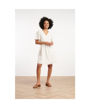 
Til je garderobe naar een hoger niveau met deze prachtige korte jurk van Smashed Lemon, ontworpen voor de moderne vrouw die houdt van stijl en comfort. De jurk is voorzien van een elegante V-halslijn en korte mouwen, perfect voor warme dagen of een casual-chique look. Dankzij de elastische taille valt de jurk prachtig getailleerd, wat zorgt voor een vrouwelijke silhouet dat je figuur flatteert. De jurk is versierd met een delicate, geborduurde bloemenprint in een verfijnde crème witte kleur, wat zorgt voor een romantische en tijdloze uitstraling. Of je nu op zoek bent naar een veelzijdige outfit voor overdag of een stijlvolle keuze voor een avondje uit, deze Smashed Lemon jurk is een absolute must-have in je kledingkast. Kenmerken: - Korte mouwen en V-hals voor een elegante look - Elastische taille voor een flatterende pasvorm - Geborduurde bloemenprint in crème wit voor een romantische touch De perfecte balans tussen casual en chic, deze jurk is onmisbaar voor elke modieuze vrouw.