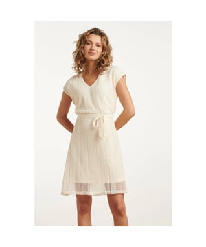 
Deze prachtige off-white jurk van Smashed Lemon is de perfecte keuze voor een elegante en luchtige look. Gemaakt van een unieke, lace-achtige structuurstof, biedt deze jurk zowel stijl als comfort. De losse pasvorm zorgt voor een nonchalante uitstraling, terwijl de v-vormige halslijn een subtiele sensualiteit toevoegt. De korte mouwen maken de jurk ideaal voor de warmere dagen, en de bijpassende riem benadrukt je taille op een elegante manier. De jurk stopt net boven de knie en is volledig gevoerd, waardoor hij zowel stijlvol als comfortabel is. Deze veelzijdige jurk is geschikt voor verschillende gelegenheden, van een zomerse bruiloft tot een gezellige lunch met vrienden. Voeg een vleugje verfijning toe aan je garderobe met deze tijdloze jurk van Smashed Lemon! Belangrijkste kenmerken: - Off-white kleur met lace-achtige structuurstof - V-halslijn en losse pasvorm voor een luchtige uitstraling - Korte mouwen en bijpassende riem voor extra stijl Met deze jurk ben je verzekerd van een