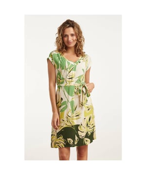 
Voeg een vleugje natuur toe aan je garderobe met deze stijlvolle jurk van Smashed Lemon. De jurk heeft een opvallende groene en off white bladprint in verschillende tinten, van army groen tot lichtgroen, wat zorgt voor een frisse en levendige uitstraling. De paneel V-hals met een centrale plooi voegt een elegant detail toe, terwijl de korte mouwen met omslag de jurk een speelse touch geven. Het losse model biedt ultiem comfort, en de bijpassende strikceintuur benadrukt je taille voor een vrouwelijke look. Gemaakt van 100% viscose, voelt de stof heerlijk zacht aan en is het ideaal voor warme dagen of een casual uitje. Met zijn veelzijdige ontwerp en levendige print is deze jurk van Smashed Lemon perfect voor een relaxte, maar stijlvolle outfit. Combineer hem met sandalen voor een dagje uit of met een paar enkellaarsjes voor een avondje in de stad. Belangrijkste kenmerken: - Kleur: Groene en off white bladprint in army groen, lichtgroen en off white - Materiaal: 100% viscose voor een
