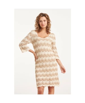 
Voeg een speelse en elegante touch toe aan je zomergarderobe met deze Smashed Lemon zandkleurige zigzag crochet jurk. Het unieke zigzagpatroon in sand en off white zorgt voor een frisse en moderne uitstraling, perfect voor zowel casual als feestelijke gelegenheden. De jurk is ontworpen met een diepe ronde halslijn en heeft 3/4 rechte mouwen voor een stijlvolle, comfortabele pasvorm. De lengte van de jurk komt tot boven de knie, wat de jurk ideaal maakt voor de warmere dagen. De Smashed Lemon jurk wordt geleverd met een bijpassend onderjurk in off white/sand, gemaakt van 95% viscose voor een zachte, ademende pasvorm. De bovenkant van de jurk is vervaardigd uit 50% katoen, wat zorgt voor een aangenaam draagcomfort en een luchtige uitstraling. Combineer deze veelzijdige jurk met je favoriete accessoires en creëer de perfecte look voor elke gelegenheid! Belangrijkste kenmerken: - Zigzagpatroon in zand- en off white tinten - Diepe ronde halslijn en 3/4 rechte mouwen - Inclusief een off
