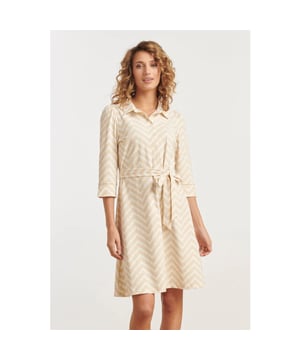 
Voeg een stijlvolle touch toe aan je garderobe met de Smashed Lemon offwhite en sand zigzag geprinte jurk. Deze prachtige jurk is ontworpen met een klassieke kraag en elegante knopen die van de kraag tot de cutline lopen, voor een verfijnde uitstraling. De jurk heeft 3/4 rechte mouwen en een vrouwelijke fit-and-flare pasvorm, die je figuur mooi accentueert. Gemaakt van hoogwaardige travelkwaliteit stof, biedt deze jurk niet alleen comfort, maar ook functionaliteit. De ademende stof met 4-way stretch zorgt voor optimale bewegingsvrijheid, terwijl het kreukvrije en onderhoudsvriendelijke materiaal je de hele dag door een verzorgde look garandeert, zonder dat je je zorgen hoeft te maken over strijken. Deze veelzijdige jurk is perfect voor zowel werk als vrije tijd, en past bij elke gelegenheid. Met de bijpassende riem geef je de jurk een persoonlijke touch en creëer je de ideale taille. De zigzagprint in offwhite en sandkleuren maakt de jurk een echte blikvanger en zorgt ervoor dat je