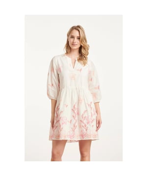 
Voeg een vleugje kleur en elegantie toe aan je garderobe met de Smashed Lemon witte bloemen geborduurde korte jurk. Deze prachtige jurk is voorzien van een gedetailleerd ontwerp met roze en rode bloemenborduursels die de verfijnde stijl van het seizoen weerspiegelen. Het paneelachtige V-halsontwerp biedt een flatterende pasvorm, terwijl de 3/4 mouwen met elastische manchetten het geheel een speelse uitstraling geven. De jurk wordt geleverd met een witte ceintuur die je taille accentueert voor een vrouwelijke look. Gemaakt van 100% katoen, biedt deze jurk ultiem comfort en ademend vermogen, perfect voor zowel een casual dagje uit als een speciale gelegenheid. Belangrijkste kenmerken: - Mooie bloemenborduursels in roze en rood - V-hals met paneelontwerp en 3/4 elastische mouwen - Gemaakt van 100% ademend katoen, inclusief een witte ceintuurSpecificaties :

 
 * Stijl: jurken 
 * Print: Bloemen borduur 
 * Pasvorm: Losvallend 
 * Lengte: Boven de knie 
 * Model is : 176 cm tall and wears