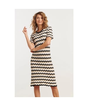 
De Smashed Lemon tricot jurk met zigzag patroon is de perfecte mix van stijl en comfort. Het unieke zigzagmotief in de kleuren off-white, zwart en zand maakt deze jurk een opvallend mode-item voor elke gelegenheid. Het zachte breisel van 100% viscose voelt heerlijk aan op de huid en biedt ademend vermogen, waardoor de jurk perfect is voor zowel de lente als de zomer. De jurk heeft een klassieke ronde halslijn en losse, korte mouwen die zijn afgewerkt met een delicate scallop rand, wat zorgt voor een verfijnde uitstraling. De lengte van de jurk stopt net boven de knie, wat hem veelzijdig maakt voor zowel casual als meer geklede looks. Of je nu een dagje uit gaat of een avondje met vrienden, deze jurk is een must-have in je garderobe. Belangrijkste kenmerken: - Prachtig zigzag patroon in off-white, zwart en zand. - Gemaakt van 100% viscose voor een comfortabele pasvorm. - Korte, losse mouwen met scallop afwerking voor een elegante look. Draag de Smashed Lemon zigzag jurk en maak een