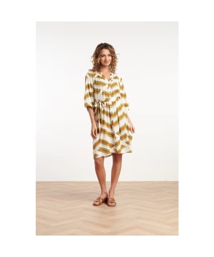 
Maak een statement met deze stijlvolle grafische gestreepte jurk van Smashed Lemon. Dit luchtige en elegante ontwerp is perfect voor zowel casual als geklede looks. De jurk heeft een losse, vloeiende pasvorm en wordt geleverd met een bijpassende ceintuur, waarmee je je taille prachtig kunt accentueren. De grafische print met strepen in off-white, bruin en legergroen geeft de jurk een unieke, eigentijdse uitstraling. De subtiele details, zoals de kleine opstaande kraag met knoopsluiting over de hele lengte, en de gathers rond de schouders en halslijn, zorgen voor een verfijnde en vrouwelijke touch. De ¾-mouwen met brede manchetten voegen een trendy element toe aan het ontwerp. Gemaakt van 100% rayon, voelt deze jurk heerlijk zacht aan en biedt hij een luchtige en comfortabele draagervaring. Draag de jurk met sneakers voor een casual look of combineer met hakken voor een chique uitstraling. Belangrijkste kenmerken: - Stijlvolle grafische streepprint in tijdloze kleuren- Losse,