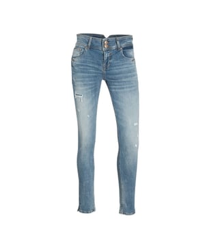 
De Blue Denim kleurige Jeans Slim Fit Dames van het merk LTB is een absolute must-have voor elke fashion-forward vrouw. Met het model Georget ben je verzekerd van een trendy en comfortabele look. De jeans heeft een mid-waist pasvorm en een klassiek 5-pocket model, perfect voor een casual dagelijkse outfit. Het dubbele knoopssluitingdetail geeft de jeans een extra stoere touch.en#10;en#10;De Georget heeft een unieke en gewaagde wassing, met trendy beschadigde plekken. Dit zorgt voor een edgy uitstraling en geeft de jeans een ruig randje. Het materiaal van de jeans bestaat voor 86% uit katoen, 12% uit polyester en 2% uit elastaan, waardoor de stof zacht en rekbaar is. Dit zorgt voor een optimale pasvorm en bewegingsvrijheid.en#10;en#10;Deze jeans is perfect te combineren met een stoere bikerjas en sneakers voor een casual look. Maar ook met een mooie blouse en hakken kun je deze jeans moeiteloos upgraden voor een avondje uit. Bestel deze fashionable en veelzijdige Jeans Slim Fit Dames van LTB nu bij NummerZestien en voeg een stukje stijl toe aan je garderobe!