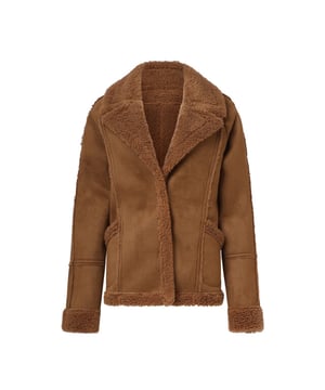 
Deze korte lammy jas van Smashed Lemon in een warme cognackleur is dé perfecte combinatie van stijl en comfort voor het najaar en de winter. De buitenzijde is uitgevoerd in een suède-look voor een luxe uitstraling, terwijl de binnenzijde gevoerd is met een zachte, schapenvachtachtige stof die heerlijk warm aanvoelt. De jas is voorzien van een klassieke reverskraag (lepel) en heeft een losvallende pasvorm voor een moderne, relaxte look. Dankzij het tijdloze uni design is deze jas eindeloos te combineren – ideaal voor zowel casual als zakelijke outfits. Belangrijke punten: • Korte lammy jas met suède-look buitenzijde en zachte teddy binnenkant • Warme cognac kleur met klassieke reverskraag voor een elegante uitstraling • Losvallend model – perfect voor comfortabele en stijlvolle herfst- en winterlooks Verkrijgbaar in sand, cognac.Specificaties :

 
 * Stijl: Jassen 
 * Print: Uni 
 * Pasvorm: Losvallend 
 * Lengte: Kort 
 * Model is: 173 cm tall and wears size S/36 
 * Country of origin: