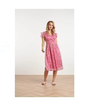 
Laat je stijl stralen met deze prachtige Smashed Lemon chiffon jurk, ontworpen voor de moderne vrouw die houdt van elegantie en speelse details. Deze jurk combineert een verfijnde fuchsia bloemenprint met een luchtige pasvorm, perfect voor elke gelegenheid. De V-hals met overslag creëert een flatterend silhouet dat elegant overgaat in de taille, waar een geplisseerde tailleband zorgt voor een mooie accentuering van je figuur. Onder de taillelijn zorgen subtiele plooien voor extra volume in de rok, waardoor de jurk een sierlijke en vloeiende beweging krijgt. De korte, frivole mouwtjes geven een speels en romantisch effect. De jurk is voorzien van een praktische ritssluiting aan de achterkant, zodat je deze moeiteloos kunt aantrekken. Daarnaast is de jurk volledig gevoerd, zodat je je comfortabel voelt en het chiffon prachtig valt. De waterverfachtige roze en groene bloemenprint geeft de jurk een frisse en vrouwelijke uitstraling, ideaal voor zowel een zomerse dag als een feestelijke