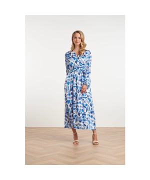 
Vier stijl en elegantie met deze prachtige donkerblauwe en witte midi jurk van Smashed Lemon. Deze jurk is perfect voor speciale gelegenheden en heeft een unieke abstracte waterverfprint in tinten van kobaltblauw, navy en wit. Het V-vormige overslagdecolleté zorgt voor een flatterende pasvorm, terwijl de overslag stopt bij de taille, waardoor een elegante en vrouwelijke look ontstaat. De lange pofmouwen met elastische manchetten voegen een vleugje verfijning toe, terwijl de losse en vloeiende pasvorm zorgt voor ultiem draagcomfort. Dankzij de bijpassende ceintuur met print kun je de taille extra accentueren voor een elegante silhouet. Of je nu een feest, diner of andere bijzondere gelegenheid hebt, deze stijlvolle Smashed Lemon jurk laat je stralen! Belangrijkste kenmerken:- Elegante en flatterende pasvorm – V-hals overslag en tailleceintuur voor een vrouwelijk silhouet- Trendy waterverfprint – Uniek en speels ontwerp in kobaltblauw, navy en wit- Comfortabel en stijlvol – Luchtige