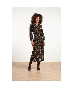 
Deze elegante maxi-jurk van Smashed Lemon is uitgevoerd in een verfijnde ornamentprint in zwart en camel en gemaakt van 100% rayon voor een soepele, comfortabele fit. De jurk heeft een vrouwelijke V-hals met knopen vanaf de borst tot aan de taillelijn, wat zorgt voor een chique en flatterend silhouet. De 3/4 gepofte mouwen en de bijpassende stoffen ceintuur geven de jurk een stijlvolle en vrouwelijke uitstraling. Perfect voor feestelijke gelegenheden, een diner of een elegante vakantielook. Belangrijke punten: • Ornamentprint in zwart en camel met oosterse invloeden • V-hals met knopen, 3/4 pofmouwen en bijpassende tailleceintuur • Gemaakt van 100% rayon – licht, soepel en ademend Specificaties :

 
 * Stijl: Jurken 
 * Print: Ornamentaal 
 * Pasvorm: Uitlopend 
 * Lengte: Maxi 
 * Model is: 173 cm tall and wears size S/36 
 * Country of origin: Made in P.R.C. 
 * Kleur: Black-Camel 
 * Lining: No 
 * Fabric composition: 100%Rayon