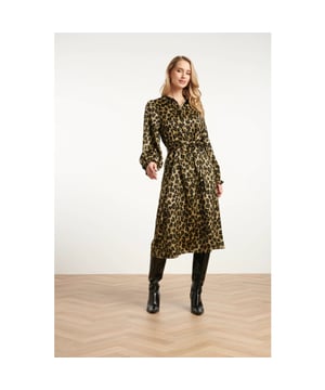 
Deze midi shirtjurk van Smashed Lemon in armygroen met zwarte luipaardprint is dé perfecte combinatie van vrouwelijkheid en edge. De jurk is gemaakt van een luxe satijnachtige stof die soepel valt en een subtiele glans geeft. Het button-through ontwerp zorgt voor veelzijdigheid in styling, terwijl de lange pofmouwen extra volume en flair toevoegen. De flatterende A-lijn pasvorm en midi lengte maken deze jurk ideaal voor zowel een doordeweekse dag als een avondje uit. Belangrijke punten: • Midi shirtjurk met knoopsluiting en opvallende luipaardprint in army en zwart • Satijnachtige stof voor een vrouwelijke look met een subtiele glans • Lange pofmouwen en uitlopende pasvorm – stijlvol én comfortabelSpecificaties :

 
 * Stijl: Jurken 
 * Print: Dieren 
 * Pasvorm: Uitlopend 
 * Lengte: Kort 
 * Model is: 176 cm tall and wears size S/36 
 * Country of origin: Made in P.R.C. 
 * Kleur: Army-Black 
 * Lining: No 
 * Fabric composition: 100%Polyester