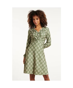 
Deze boven-de-knie jurk van Smashed Lemon is uitgevoerd in een speelse bladerenprint in army en off-white tinten. Gemaakt van een comfortabele stretchstof biedt deze jurk zowel stijl als bewegingsvrijheid. De V-hals met overlappende panelen, lange pofmouwen en de ceintuur die achter gestrikt wordt, geven de jurk een vrouwelijke en flatterende look. Perfect voor een casual-chique outfit of een zomerse dag. Belangrijke punten: • Botanische bladerenprint in natuurlijke army en off-white tinten • V-hals met overlap, lange pofmouwen en strikceintuur op de rug • Comfortabele stretchstof en flatterende pasvorm tot boven de knie Specificaties :

 
 * Stijl: Jurken 
 * Print: Bladeren 
 * Pasvorm: Boven de knie 
 * Lengte: Lang 
 * Model is: 173 cm tall and wears size S/36 
 * Country of origin: Made in P.R.C. 
 * Kleur: Army-Off white 
 * Lining: No 
 * Fabric composition: 95%Polyester 5%spandex