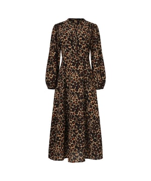 
Deze elegante chiffon jurk van Smashed Lemon is uitgevoerd met een verfijnde cheetahprint in warme camel- en bruintinten. Het ontwerp heeft een doorknoopsluiting tot aan de taille, wat zorgt voor een subtiel accent op het bovenlichaam en extra stylingopties. De lange pofmouwen geven de jurk een vrouwelijke, luchtige uitstraling, terwijl de gepaneelde V-hals de halslijn mooi benadrukt. Dankzij de soepele chiffon stof en de licht uitlopende pasvorm is deze jurk zowel stijlvol als comfortabel – perfect voor zowel zakelijke als feestelijke gelegenheden. Belangrijke punten: • Cheetahprint in camel en bruin – trendy én tijdloos • Gemaakt van luchtige chiffon met doorknoopsluiting tot de taille • V-hals met panelen en lange pofmouwen voor een elegante look Specificaties :

 
 * Stijl: Jurken 
 * Print: Dieren 
 * Pasvorm: Losvallend 
 * Lengte: Kort 
 * Model is: 176 cm tall and wears size S/36 
 * Country of origin: Made in P.R.C. 
 * Kleur: Camel-Brown 
 * Lining: No 
 * Fabric composition: