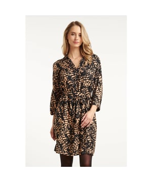 
Ontdek deze elegante en comfortabele jurk van Smashed Lemon, gemaakt van 100% viscose. De losvallende jurk heeft een V-halslijn met een stijlvolle kraag en lange pofmouwen, die samen zorgen voor een moderne en verfijnde uitstraling. De abstracte print in zwart- en cameltinten maakt deze jurk tot een opvallende eyecatcher. Met een boven-de-knie lengte combineert deze jurk speelsheid met een gedurfde look, perfect voor zowel casual als chique gelegenheden. Belangrijkste kenmerken: - 100% viscose, licht en ademend voor ultiem draagcomfort - V-halslijn met kraag voor een elegante touch - Lange pofmouwen die volume en stijl toevoegen - Abstracte print in zwart- en cameltinten voor een moderne look - Losvallend model met boven-de-knie lengte voor een speelse twistSpecificaties :

 
 * Stijl: Jurken 
 * Print: Abstract 
 * Pasvorm: Losvallend 
 * Lengte: Boven de knie 
 * Model is: 173 cm tall and wears size S/36 
 * Country of origin: Made in Turkey 
 * Kleur: Black-Camel 
 * Lining: No 
 *