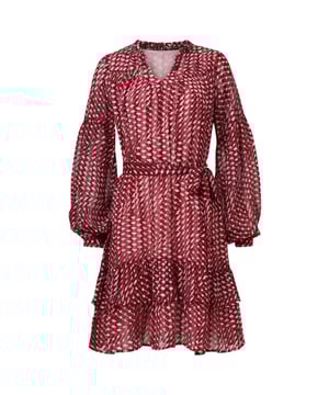 
Maak een stijlvol statement met deze geometrische damesjurk van Smashed Lemon in een opvallende mix van bordeaux en babyroze. Gemaakt van 100% viscose en gevoerd met 100% katoenen voering, biedt deze jurk optimaal draagcomfort met een luxe afwerking. Ideaal voor wie houdt van luchtige stoffen met een zachte touch. De jurk heeft een elegante V-halslijn, lange pofmouwen en een geruffeld rokgedeelte dat zorgt voor een speelse, vrouwelijke uitstraling. Dankzij de losvallende pasvorm en de boven-de-knie lengte is deze jurk perfect voor een casual chique look Belangrijkste kenmerken: - Gemaakt van 100% viscose met 100% katoenen voering - V-hals en lange pofmouwen zorgen voor een elegante, vrouwelijke look - Ruffle rokdeel en korte lengte geven de jurk een speelse boho flairSpecificaties :

 
 * Stijl: Jurken 
 * Print: Geometrisch 
 * Pasvorm: Losvallend 
 * Lengte: Boven de knie 
 * Model is: 176 cm tall and wears size S/36 
 * Country of origin: Made in India 
 * Kleur: Bordeaux-Baby pink