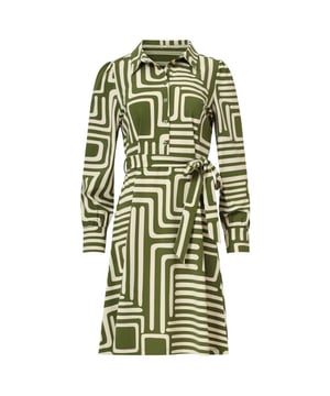 
Stijlvolle uitlopende damesjurk van Smashed Lemon in natuurlijke army-sand tinten met een opvallende geometrische print. Deze korte jurk heeft een flatterende A-lijn pasvorm en is voorzien van een klassieke kraag, knoopsluiting tot aan de taille en een bijpassende ceintuur voor een vrouwelijk silhouet. Gemaakt van hoogwaardige travel quality stof met 4-way stretch, waardoor de jurk ademend, kreukvrij, gemakkelijk te wassen én comfortabel is. Ideaal voor zowel dagelijks gebruik als op reis of een zomerse gelegenheid. Belangrijkste kenmerken: - Geometrische all-over print in warme army-sand kleuren - Travel quality: ademend, 4-way stretch, kreukvrij en easy care - A-lijn model met knopen tot de taille, kraag, lange mouwen en strikceintuur Specificaties :

 
 * Stijl: Jurken 
 * Print: Geometrisch 
 * Pasvorm: Uitlopend 
 * Lengte: Boven de knie 
 * Model is: 175 cm tall and wears size S/36 
 * Country of origin: Made in P.R.C. 
 * Kleur: Army-Sand 
 * Lining: No 
 * Fabric composition: