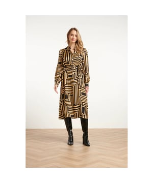 
Deze stijlvolle midi-jurk van Smashed Lemon is uitgevoerd in een luxe grafische print in zwart met goudtinten. De jurk is gemaakt van een soepelvallende stof met 54% viscose, wat zorgt voor een comfortabele en elegante fit. Het button-through design tot aan de taille wordt gecombineerd met een klassieke overhemdkraag en lange pofmouwen met manchetten voor een verfijnde uitstraling. De losvallende pasvorm maakt deze jurk perfect voor zowel werk als avondplannen. Belangrijke punten: • Grafische print in zwart en goud voor een chique look • Gemaakt van 54% viscose voor een comfortabele, zachte feel • Knoopsluiting tot aan de taille, met kraag en pofmouwen met manchetten Specificaties :

 
 * Stijl: Jurken 
 * Print: Grafisch 
 * Pasvorm: Losvallend 
 * Lengte: Midi 
 * Model is: 173 cm tall and wears size S/36 
 * Country of origin: Made in P.R.C. 
 * Kleur: Black-Camel 
 * Lining: No 
 * Fabric composition: 54% Viscise 46%rayon