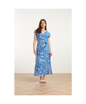 
Ga voor een elegante en moderne look met deze blauwe en witte jurk van Smashed Lemon. De abstracte all-over print maakt deze jurk tot een echte eyecatcher, terwijl de luchtige mix van rayon en nylon met een crinkle-textuur zorgt voor een verfijnde uitstraling. Dankzij de losse pasvorm biedt deze jurk ultiem comfort, ideaal voor zowel casual als meer formele gelegenheden. De korte mouwen en de V-hals met een subtiel paneel detail geven de jurk een vrouwelijke touch, terwijl de zijsplitten een speelse en bewegingsvriendelijke flair toevoegen. Wil je je silhouet aanpassen? Gebruik de bijpassende ceintuur van dezelfde stof om je taille te accentueren en een persoonlijke stijl te creëren. Deze veelzijdige jurk is een absolute must-have voor je garderobe! -Abstracte print in blauw en wit voor een trendy en unieke uitstraling. -Luchtige rayon-nylon mix met crinkle-textuur voor ultiem comfort en een luxe look. -Verstelbare pasvorm dankzij de meegeleverde ceintuur en speelse zijsplitten.