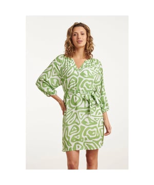 
Voeg een vleugje stijl en comfort toe aan je garderobe met deze lichtgroene en witte jurk van Smashed Lemon. Deze jurk is ontworpen met een speelse abstracte print die moeiteloos een verfijnde uitstraling geeft. Het losse silhouet zorgt voor een comfortabele pasvorm, terwijl de optionele tailleband van dezelfde stof je de mogelijkheid biedt om je look aan te passen. De jurk is gemaakt van een hoogwaardige rayon- en nylonmix en heeft een elegante crinkle-textuur die niet alleen trendy is, maar ook gemakkelijk te onderhouden. De driekwart mouwen met elastische manchetten en de halslijn met een V-vormige afwerking voegen een verfijnd detail toe aan dit veelzijdige stuk. Perfect voor zowel casual dagen als speciale gelegenheden. -Abstracte lichtgroene en witte print voor een frisse en unieke look. -Comfortabel losvallend model met optionele tailleband voor variabele styling. -Gemaakt van een rayon-nylonmix met crinkle-textuur, lichtgewicht en elegant.Specificaties :

 
 * Stijl: jurken 
 *