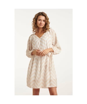
Laat je stijl moeiteloos stralen met deze elegante Smashed Lemon jurk! Deze flowy damesjurk met 3/4 mouwen en een V-hals is de perfecte balans tussen comfort en stijl. De zachte stof van 80% rayon voelt heerlijk luchtig aan en valt soepel om het lichaam. De elastische manchetten geven de mouwen een subtiele puff-effect, terwijl de bijpassende ceintuur zorgt voor een vrouwelijk silhouet. De jurk is uitgevoerd in een commerciële zand- en off-white zigzagprint, een tijdloos patroon dat perfect is voor zowel casual als chique gelegenheden. Belangrijkste kenmerken: - Zachte, flowy stof van 80% rayon- Stijlvolle V-hals en 3/4 mouwen met elastische manchetten- Bijpassende ceintuur en trendy zigzagprint Draag deze Smashed Lemon jurk met je favoriete hakken voor een verfijnde look of combineer met sneakers voor een trendy, alledaagse outfit. Specificaties :

  
 * Stijl: jurken 
 * Print: Grafisch 
 * Pasvorm: Losvallend 
 * Lengte: Boven de knie 
 * Model is : 175 cm tall and wears size S/36