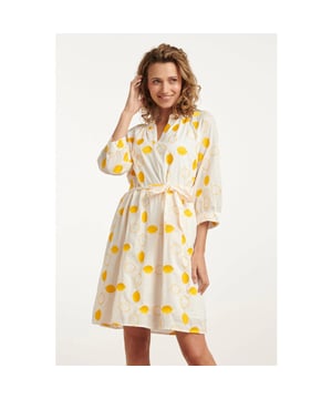 
Fris, zomers en elegant – deze Smashed Lemon jurk is een must-have voor jouw garderobe! Gemaakt van 100% ademend katoen, biedt deze jurk ultiem draagcomfort op warme dagen. De levendige gele citroen borduursels geven de jurk een speelse en mediterrane uitstraling, perfect voor een stijlvolle zomerlook. De v-hals en 3/4 mouwen zorgen voor een verfijnde pasvorm, terwijl de bijpassende geborduurde ceintuur je taille subtiel accentueert. Dankzij de 100% viscose voering voelt de jurk heerlijk zacht aan op de huid en blijft hij mooi in model. Belangrijkste kenmerken: - Gemaakt van 100% katoen – luchtig en comfortabel voor warme dagen- Unieke gele citroen borduursels – een speelse, zomerse touch- Perfecte pasvorm – v-hals, 3/4 mouwen en een tailleceintuur voor een elegante look Draag deze jurk met sandalen voor een casual-chique uitstraling of combineer hem met hakken voor een elegante avondlook!Specificaties :

 
 * Stijl: tops 
 * Print: Grafisch borduur 
 * Pasvorm: losvallend 
 * Lengte: