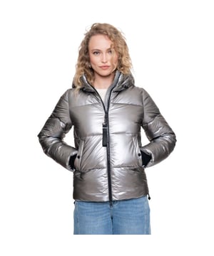 
Deze winterjas van Geisha glanst subtiel en geeft elke outfit direct een luxe uitstraling. De licht metallic polyester buitenlaag is waterafstotend en houdt wind tegen, terwijl de gladde voering je warm omsluit en een net gevoel geeft wanneer je de capuchon opzet. Met een normale pasvorm die meegaat met je bewegingen, biedt deze jas ruimte om eenvoudig een trui of vest eronder te dragen zonder te veel bulk toe te voegen. De lengte is prettig praktisch; niet te lang, zodat je vrij kunt bewegen, en net lang genoeg om warmte vast te houden bij koude dagen. Een ritszak aan de binnenkant houdt je essentials veilig en goed opgeborgen, zo blijven je handen vrij tijdens onderweg zijn. Het ontwerp combineert functionaliteit met een moderne uitstraling, waardoor je stijlvol en beschermd naar buiten gaat. Draag hem casual of juist iets netter voor een onverwachte glans in je look. Stap de dag in met een lichte, stijlvolle zelfverzekerdheid en geniet van het comfort dat deze jas biedt.