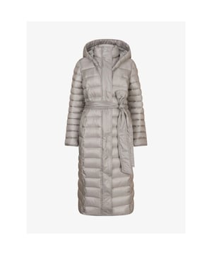 
De JOSH V Mirsa damesjas in de kleur Light Grey is een stijlvolle toevoeging aan je wintergarderobe. De gewatteerde lange jas is ontworpen voor comfort tijdens koude dagen. De jas is voorzien van verschillende handige features. Zo is de capuchon afneembaar door middel van een rits en voorzien van een trekkoord, zodat de capuchon goed aan kan sluiten. Verder is de puffer coat voorzien van een rits aan beide zijdes voor extra beweegvrijheid. En door middel van een trekkoord aan de binnenzijde van de jas, kan er taille gecreÃ«erd worden. De jas sluit verder met een rits en knoopsluiting aan de voorkant en is gemakkelijk te combineren met zowel casual als geklede outfits. Draag de Mirsa jas met een jeans en boots voor een moderne everyday look, of over een jurk met hoge laarzen voor een elegante uitstraling.
