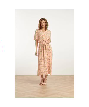 
Breng speelsheid en stijl in je garderobe met de Smashed Lemon maxi jurk in een opvallende multicolor polka dot print. Deze stijlvolle jurk is gemaakt van een luxe blend van rayon en linnen, wat zorgt voor een ademende, comfortabele stof met een lichte structuur die prachtig valt. De jurk heeft korte, flared mouwen die een luchtige, zomerse uitstraling geven. Het V-overlap decolleté met een subtiele drukknopsluiting zorgt voor een elegante look, terwijl de elastische taille zorgt voor extra comfort en een flatterende pasvorm. De jurk wordt geleverd met een bijpassend riempje, dat je aan de zijkant kunt strikken voor een extra speelse en vrouwelijke touch. De veelzijdige maxi lengte maakt deze jurk perfect voor zowel dagelijkse outfits als speciale gelegenheden. -Gemaakt van een hoogwaardige rayon- en linnenblend voor een ademende, gestructureerde stof -Korte flared mouwen en V-overlap decolleté voor een elegante en zomerse look -Elastische taille en bijpassend riempje voor extra