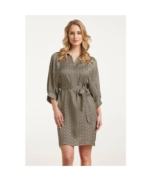 
Maak een statement met de elegante en verfijnde Smashed Lemon damesjurk, ontworpen met een subtiele zwart-sand zigzagprint. Deze jurk heeft een stijlvolle v-hals met een kraag, gecombineerd met 3/4 pofmouwen die zijn afgewerkt met een echte manchet. De jurk is voorzien van een bijpassende riem, waardoor je jouw taille mooi accentueert. Het design stopt net boven de knie en de stof, bestaande uit 46% rayon en 54% viscose, geeft de jurk een luxe, satijnen uitstraling en een heerlijk zacht gevoel. Perfect voor zowel formele als informele gelegenheden, deze jurk biedt een tijdloze stijl die je met gemak kunt dragen. Belangrijkste kenmerken: - Subtiele zwart-sand zigzagprint - V-hals met kraag en 3/4 pofmouwen met manchet - Luxe satijnen look door de combinatie van rayon en viscose Voeg deze veelzijdige jurk toe aan je garderobe en creëer moeiteloos een chique en moderne look!Specificaties :

 
 * Stijl: jurken 
 * Print: Grafisch  
 * Pasvorm: Losvallend 
 * Lengte: Boven de knie 
 * Model