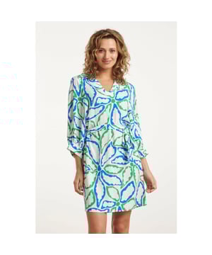 
Deze prachtige korte jurk van Smashed Lemon is de perfecte keuze voor een frisse en vrouwelijke look. De jurk heeft een klassieke witte basis, versierd met een opvallende grafische bloemenprint in cobalt blauw en groen, waardoor een speelse en moderne uitstraling ontstaat. Het V-vormige decolleté met een elegante kraag voegt een verfijnde touch toe, terwijl de 3/4 puffy mouwen de jurk een romantisch en chique karakter geven. De bijpassende riem accentueert de taille en zorgt voor een flatterende pasvorm. De jurk heeft een lengte die net boven de knieën valt, ideaal voor zowel casual als iets elegantere gelegenheden. Gemaakt van 100% rayon ecovero, biedt deze jurk niet alleen een luxueus gevoel, maar ook een duurzaam alternatief voor traditionele stoffen. De lichte en ademende stof maakt de jurk ideaal voor zowel warmere dagen als in een gelaagde look voor het najaar. Belangrijkste kenmerken: - V-vormige halslijn met kraag voor een chique uitstraling - 3/4 puffy mouwen voor een